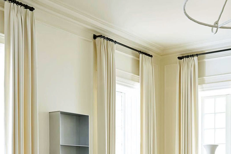U neoklasičnom interijeru 2024., vijenci nisu prekriveni zaslonima od tkanine, oponašajući drvo ili elegantan metal