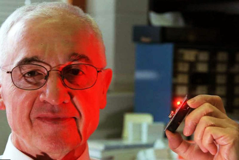 Američki izumitelj Nick Holonyak, koji je 1962. stvorio prvu svjetiljku LED svjetla za vidljivo svjetlo