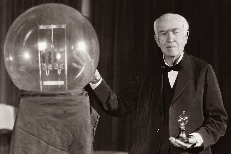 To je bio Thomas Edison koji je uspio produžiti vijek trajanja žarulje sa žarnom niti na 1200 sati