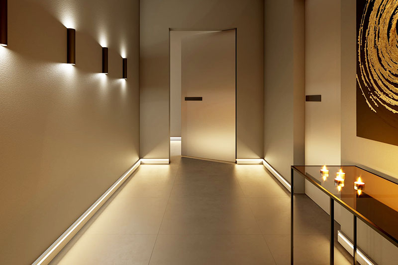 Korištenje podnih lajsni s pozadinskim osvjetljenjem otvara najšire mogućnosti za uređenje interijera sobe u modernim stilovima.